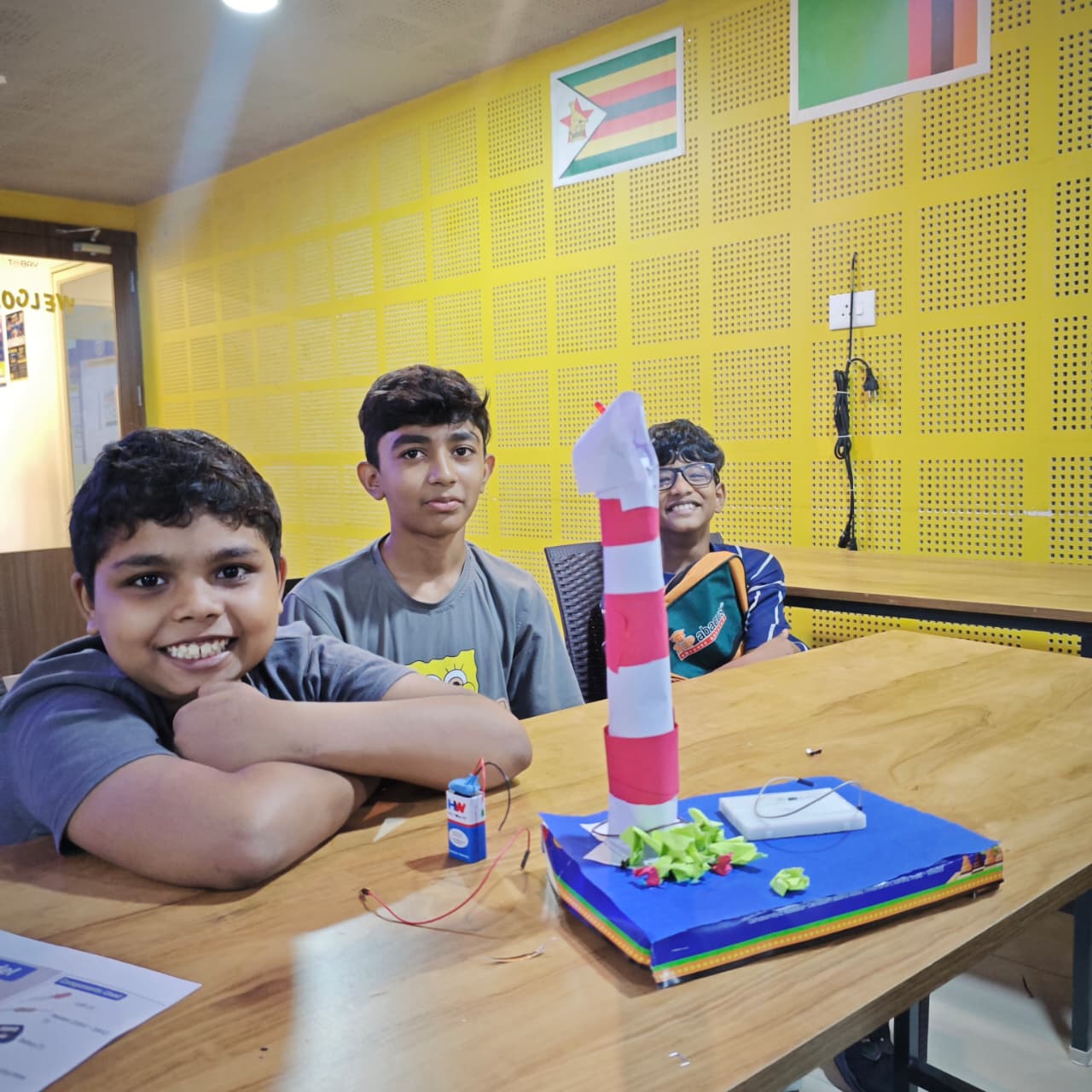 Young Makers - Glowing Lighthouse Model 3